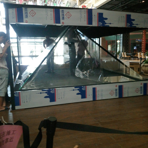 无锡华莱坞影城 ：4米全息投影虚拟展示设备